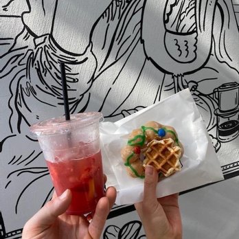 2d Restaurant - Mochi maple donut and strawberry fizz drink - Donuts Near Me - Chicago, Illinois