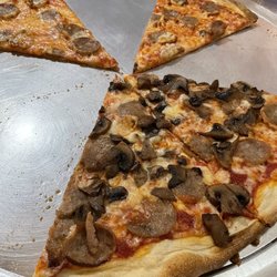 Il Bambini Pizzaria - Pizza going fast.