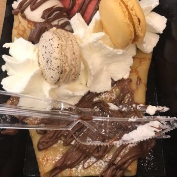 Amorino - crepe with vanilla and strawberry gelato, and mango and vanilla macarons - Ice Cream & Frozen Yogurt Near Me - Paris, 75