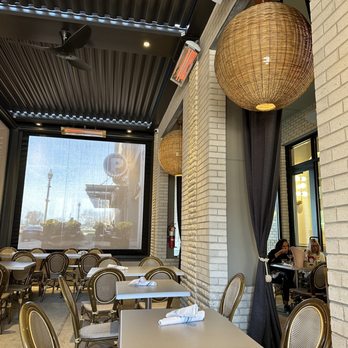 Garden Table - Outside patio (heated) - Breakfast & Brunch Near Me - Carmel, Indiana