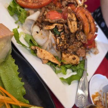 Pho District Cafe - Pad Thai Combination Plate - Vietnamese Near Me - Los Angeles, California
