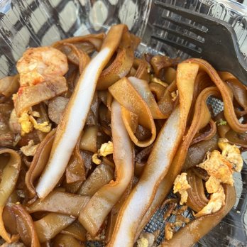 BMC Pho - This was the beef & shrimp noodles! They were all stuck together and tasted gross! - Sandwiches Near Me - Pico Rivera, California