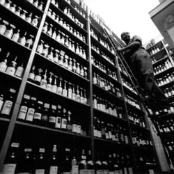 Vinicola Rotondi - Scaffali del 1939, altezza 5,20 metri, disposti sui 3 lati dell'enoteca per esporre centinaia di bottiglie di vino e distillati