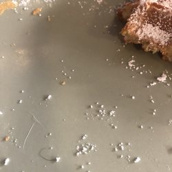 Coco Eismilchbar - Reste einer Waffel mit "unter geschmuggelten" Haaren