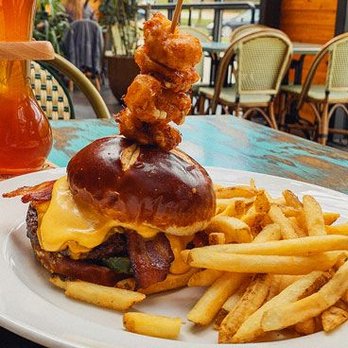 Café Hollander Brookfield Corners - Sconnie burger - Bars Near Me - Brookfield, Wisconsin