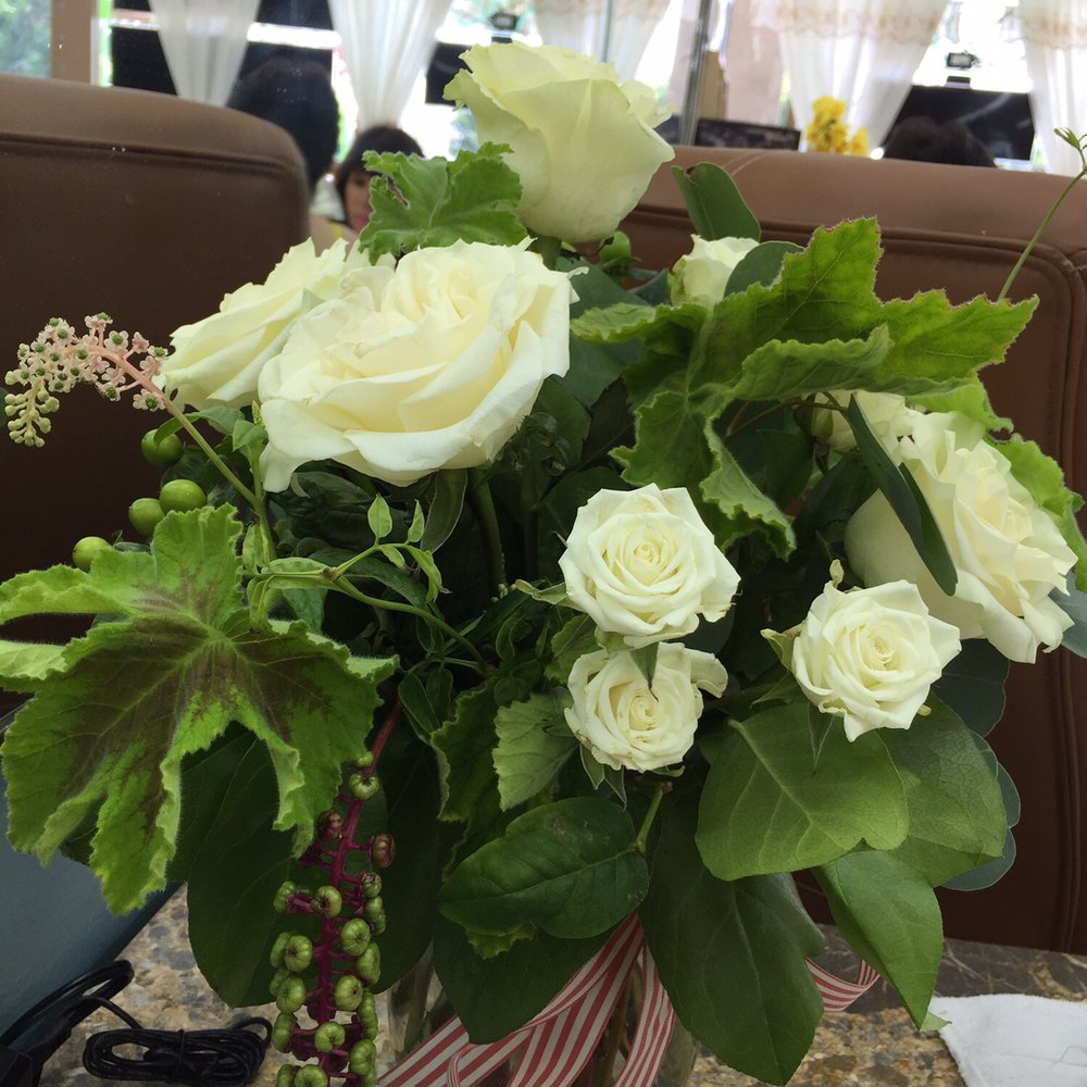 MDS Florist - White roses arrangement - Florists Near Me MDS Florist - White roses arrangement - Florists Near Me