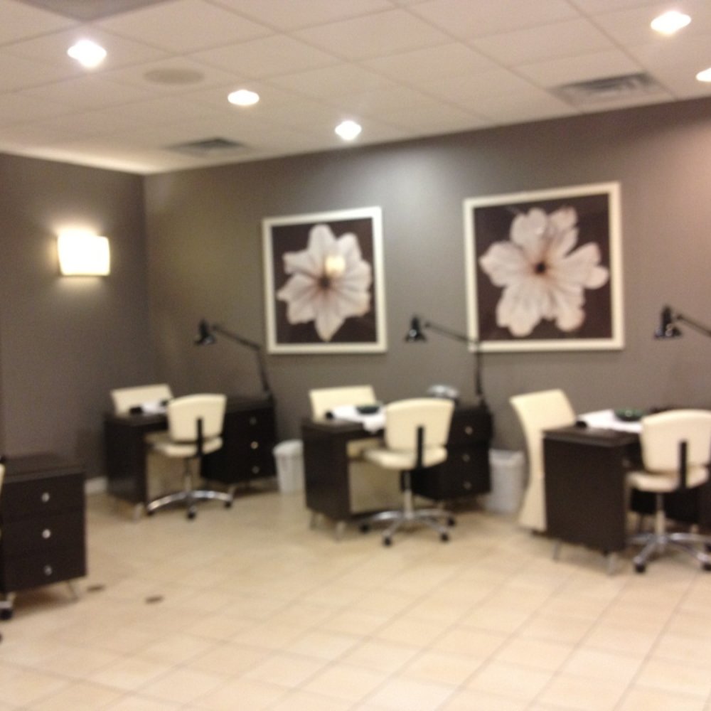 Avani Spa - Manicure stations - Day Spas Near Me - Fontana, Wisconsin
