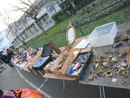 Marché aux puces de la Porte de Vanves by null