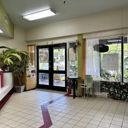 Dave's Ice Cream - Waimanalo - Entrance and inside store