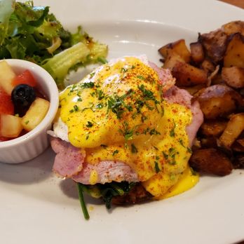 Lil Chef Bistro - Single egg benny, all homemade: peameal bacon, english muffins, hollandaise... spicy potatoes with blackened onions - Bistros Near Me - Squamish, British Columbia