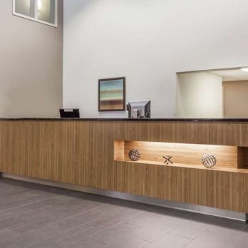 Super 8 by Wyndham Peterborough - Lobby - Hotels Near Me - Peterborough, Ontario