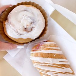 Cafe Julia - Cinnamon roll & raspberry pastry