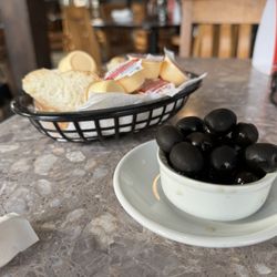 King of the Pigs - Rei dos Leitões - Complimentary olives and bread