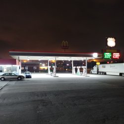 Lee's Food Mart - Small fuel stop limited truck parking. Like most lees in Tennessee and other Southern States.