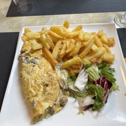 La Brasserie de Lys - Omelette fromage et champignons, frites, salade. 9,59€
