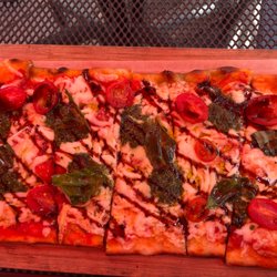 Rogue Kitchen & Wetbar - Magherita flatbread. Simple, yet fresh and delish!