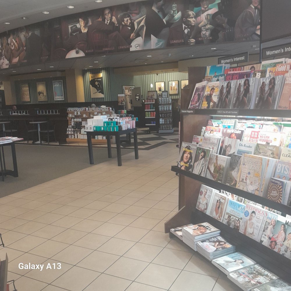 Barnes & Noble Booksellers - Spacious and not cluttered.  Love it!!! - Bookstores Near Me - Tempe, Arizona