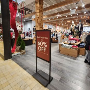 Roots - Yorkdale - Leather Goods Near Me - Toronto, Ontario