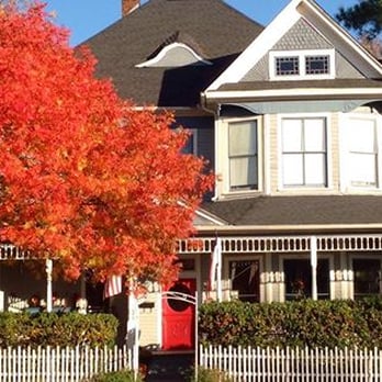 Munzesheimer Manor - Fall at the Munzesheimer Manor - Bed & Breakfast Near Me - Mineola, Texas