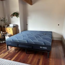 Mattress Firm Burbank Town Center - Serta hybrid mattress -king