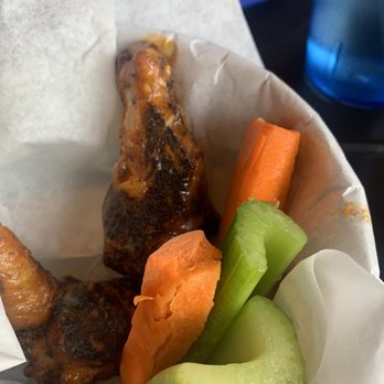 The Blu Pig - Garlic buffalo chicken wings - Barbeque Near Me - Moab, Utah