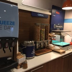 Holiday Inn Express Atlanta W Douglasville - Orange Juice and cereal area
