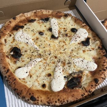 Pizzana - CACIO E PEPE pizza - Salad Near Me - Los Angeles, California Pizzana - CACIO E PEPE pizza - Salad Near Me - Los Angeles, California