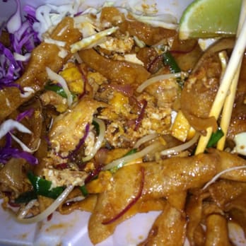 Royal Thai Restaurant - Crispy pad Thai with chicken - Thai Near Me - Chicago, Illinois