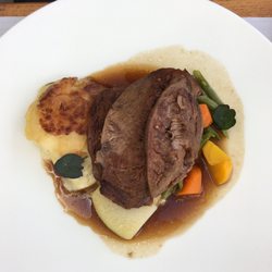 Gasthof zum Schlüssel - Hauptgang des Sonntagsmenues: Braten und Kartoffelgratin