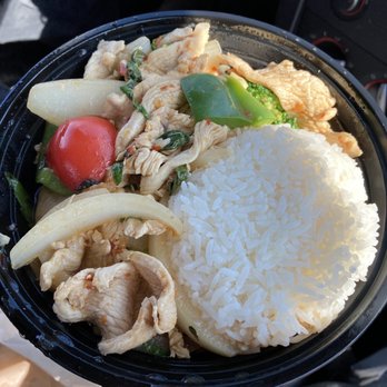 Soontorn Bahn Thai - Basil chicken - Thai Near Me - Oakville, Ontario Soontorn Bahn Thai - Basil chicken - Thai Near Me - Oakville, Ontario