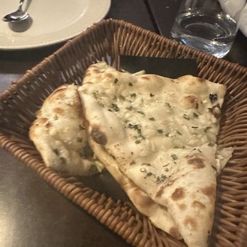 Khazana - By Chef Sanjeev Kapoor - Garlic naan - Indian Near Me - Toronto, Ontario