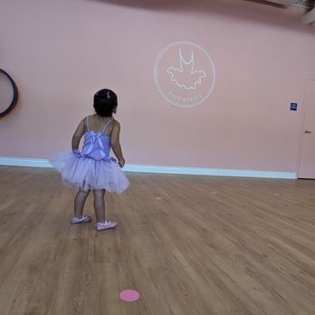 Tutu School Walnut Creek - Getting ready to dance! - Kids Activities Near Me - Walnut Creek, California Tutu School Walnut Creek - Getting ready to dance! - Kids Activities Near Me - Walnut Creek, California