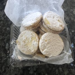 Alfajaros. Light caramel sandwich cookies