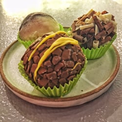 Brigadeiros Fabiana D'Angelo - Explosão de maracujá, caladinho e mix de raspas de chocolate belga