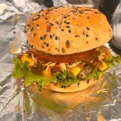 Antojos Vallunos Food - Hamburguesa Colombiana