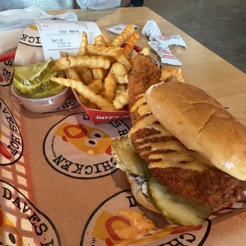 Dave's Hot Chicken - Slider Combo 12.20.2025 - Chicken Shop Near Me - Willow Grove, Pennsylvania