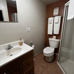 DOC'S Bed and Breakfast - Private bath with each suite