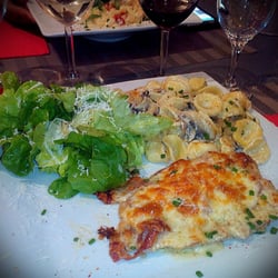 La Cucina - Escalope de veau Saltimbocca et ses pennes à la crème de champignons, salade verte + Verre de vin Montepulciano !