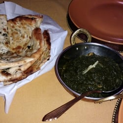 Indiano OM - Focacce indiane: una alla menta e una alla cipolla e pollo con spinaci speziati (buono, ma poco pollo)