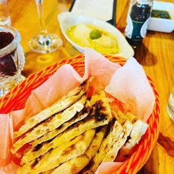 Green Lettuce - Pita bread and hummus