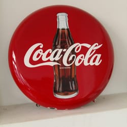 Cut & More - Im angegliederten Café, Coke Reklame mit Stil.