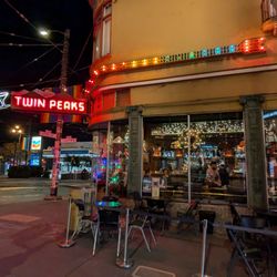 Twin Peaks Tavern