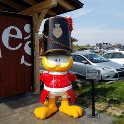 Garfield Trail:  British Garfield - British Garfield stands guard outside Payne's English Restaurant