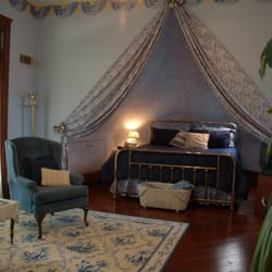 Sugar Magnolia Bed & Breakfast - Royal Suite