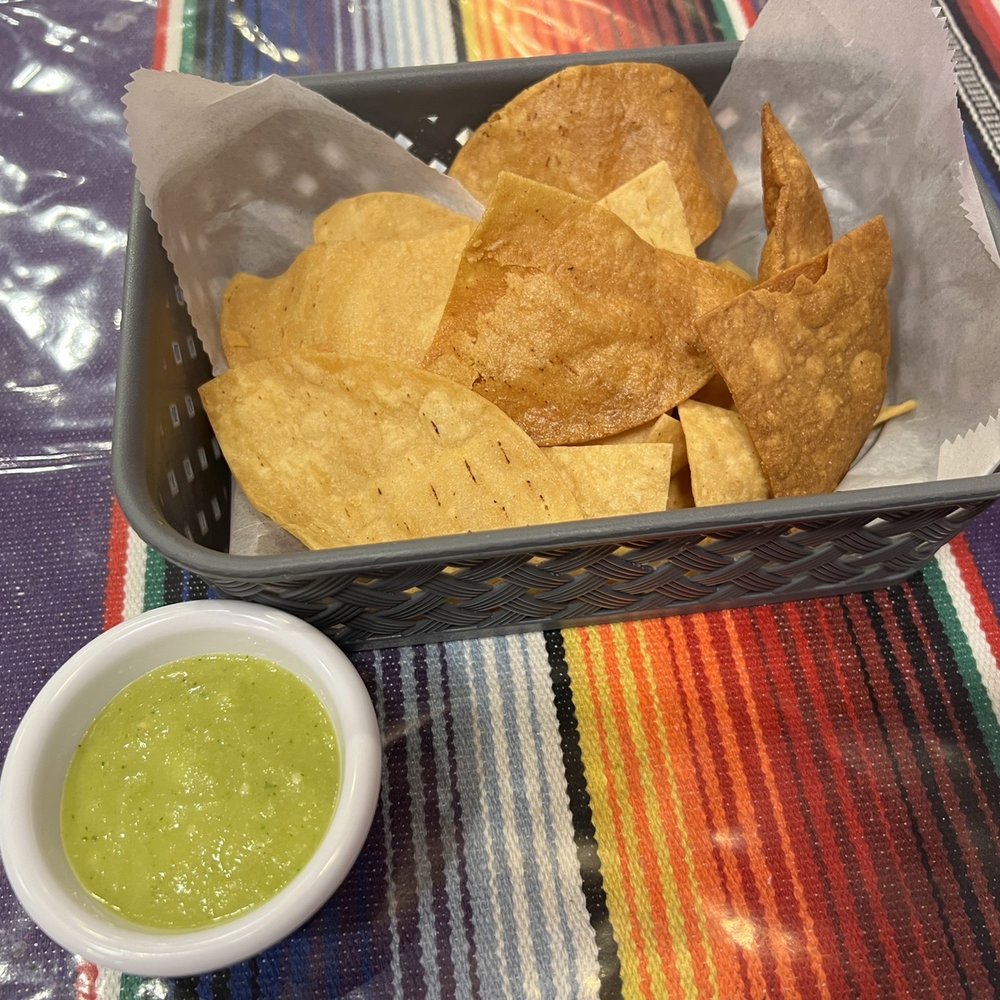 El Huarache - No lie, the best chips and salsa anywhere. Bubbly, crispy light yet hearty, perfectly salted. The chips alone are worth coming here. - Mexican Near Me - Queens, New York