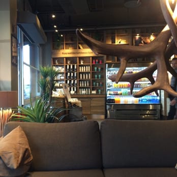 Espresso House - Gevir over bordet i sofakroken - Cafes Near Me - Oslo, 03