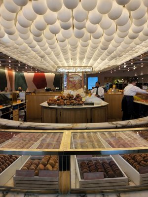 86Champs - L'Occitane x Pierre Hermé by null