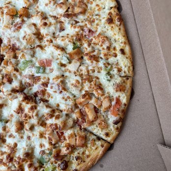 Magoo's California Pizza - Close up of the Chicken Tikka Masala Pizza - Pizza Near Me - Indianapolis, Indiana