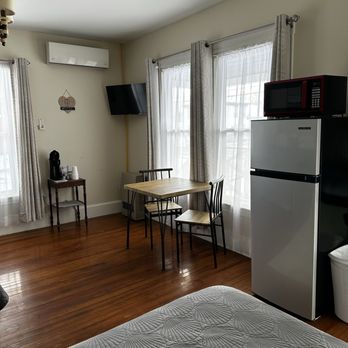 Whitetail Inn - Cute seating area with apartment size fridge. - Hotels Near Me - Lincoln, Maine Whitetail Inn - Cute seating area with apartment size fridge. - Hotels Near Me - Lincoln, Maine
