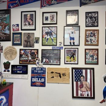That 716 Pizza Joint - Fan memorabilia everywhere - Pizza Near Me - Lakeland, Florida